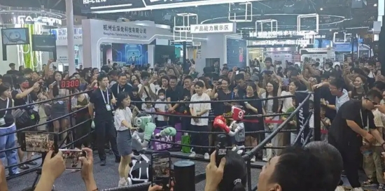 2025世界人工智能大会观察丨&ldquo;进工厂入家庭&rdquo; 人形机器人下场&ldquo;干活&rdquo;